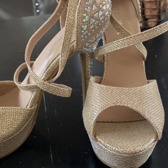 Women’s shoes - Picture 3 of 4